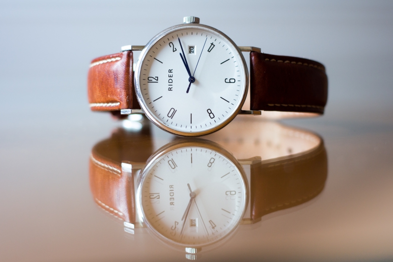 maroquinerie-HYERES-min_analog-watch-1869928